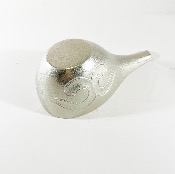 CRUCHE à SAKE AINU EN ETAIN DE NISHIYAMA Ryo, artisan aïnou