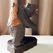 SCULPTURE D'OURS D'HOKKAÏDO DEBOUT
