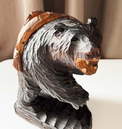 SCULPTURE D'OURS D'HOKKAÏDO DEBOUT