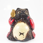 PETIT TANUKI AU MANTEAU ROUGE