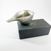 CRUCHE à SAKE AINU EN ETAIN DE NISHIYAMA Ryo, artisan aïnou