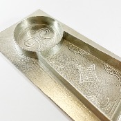 PLAT AINU EN ETAIN D'HARADA Shogo, artisan aïnou