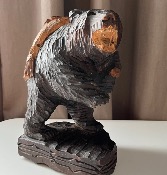 SCULPTURE D'OURS D'HOKKAÏDO DEBOUT