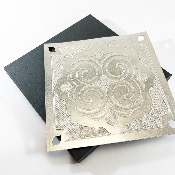 PETIT PLAT AINU EN ETAIN D'HIRAMURA Daiki Artisan Aïnou