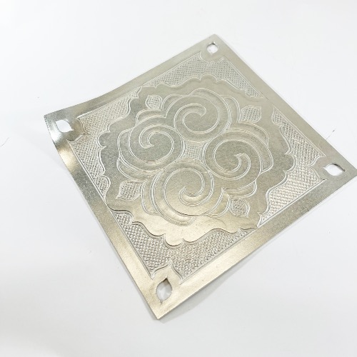 PETIT PLAT AINU EN ETAIN D'HIRAMURA Daiki Artisan Aïnou