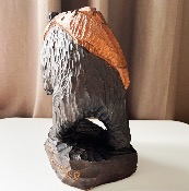 SCULPTURE D'OURS D'HOKKAÏDO DEBOUT