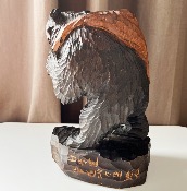 SCULPTURE D'OURS D'HOKKAÏDO DEBOUT